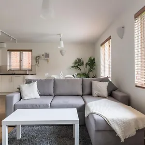Bright 2br - 2 Free Parking Spaces - Near Lgw Airport Apartment