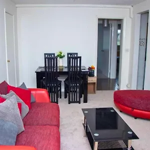 2-bed Sleeps 4 Comfy For Contractors With Free Parking In Near Gatwick Manor Royal Refurbished Apartment